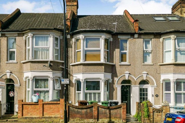 36 Farnborough Avenue, Walthamstow, London, E17 6HX 5