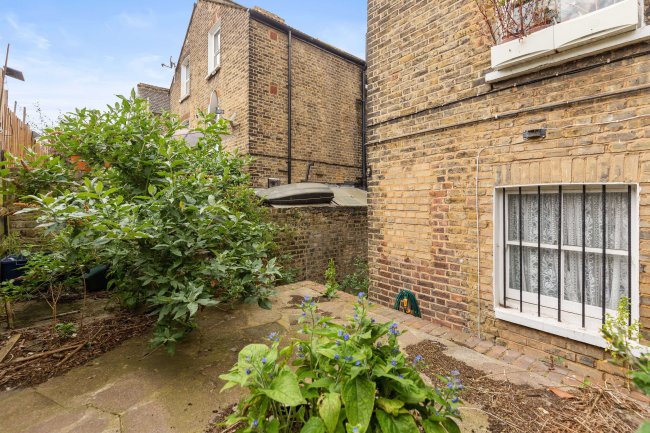 Flat A, 6 McDowall Road, Camberwell, London SE5 9LD 1