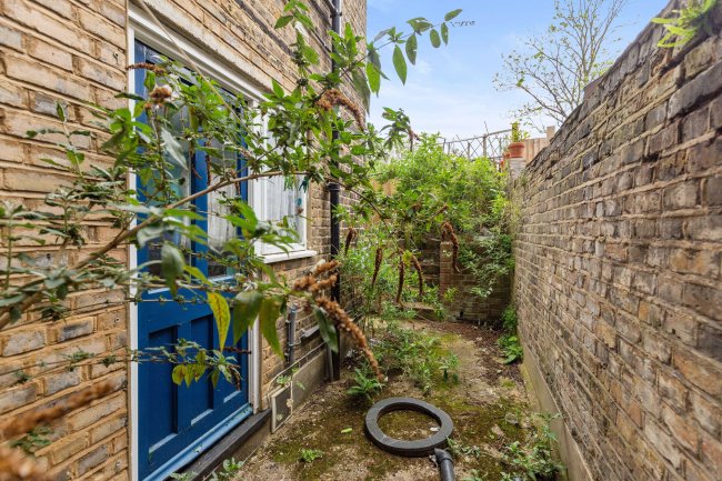 Flat A, 6 McDowall Road, Camberwell, London SE5 9LD 1