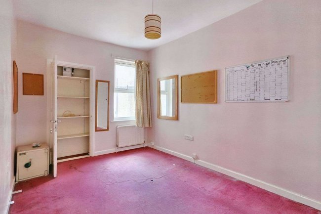 68 North End Avenue, Portsmouth, PO2 9EB 6