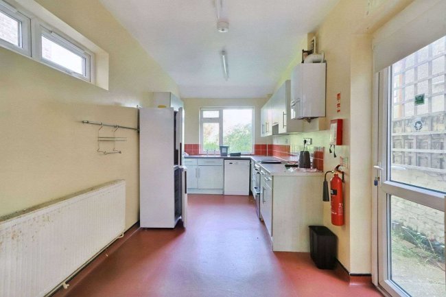 68 North End Avenue, Portsmouth, PO2 9EB 6