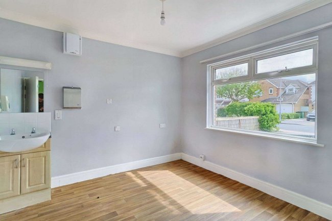 74 Central Road, Drayton, Hampshire, PO6 1QX 5