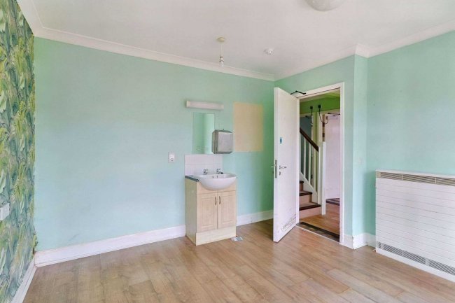 74 Central Road, Drayton, Hampshire, PO6 1QX 5