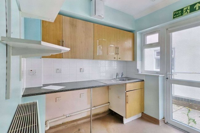 74 Central Road, Drayton, Hampshire, PO6 1QX 5