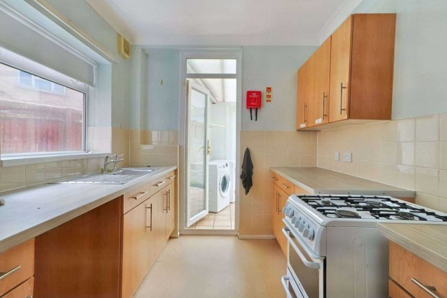 180 Stride Avenue, Portsmouth, PO3 6HW 2