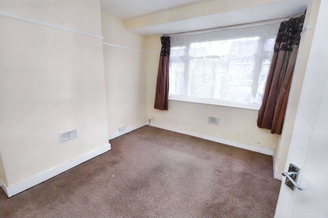 115 Frizlands Lane, Dagenham, RM10 7HL 4