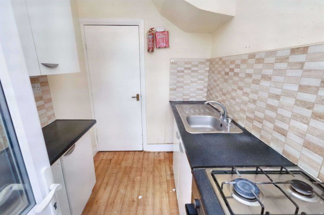 115 Frizlands Lane, Dagenham, RM10 7HL 4