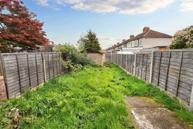 115 Frizlands Lane, Dagenham, RM10 7HL 4