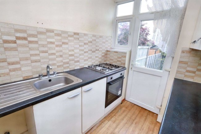 115 Frizlands Lane, Dagenham, RM10 7HL 4