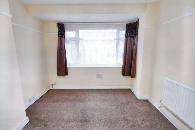 115 Frizlands Lane, Dagenham, RM10 7HL 4