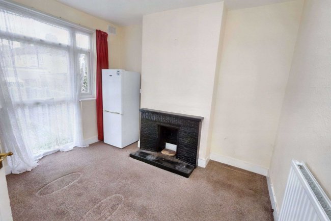 115 Frizlands Lane, Dagenham, RM10 7HL 4