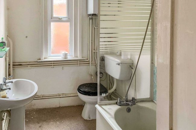 Top floor flat, 2 Clarence Buildings, Avenue Road, Freshwater, Isle Of Wight, PO40 9UU 7