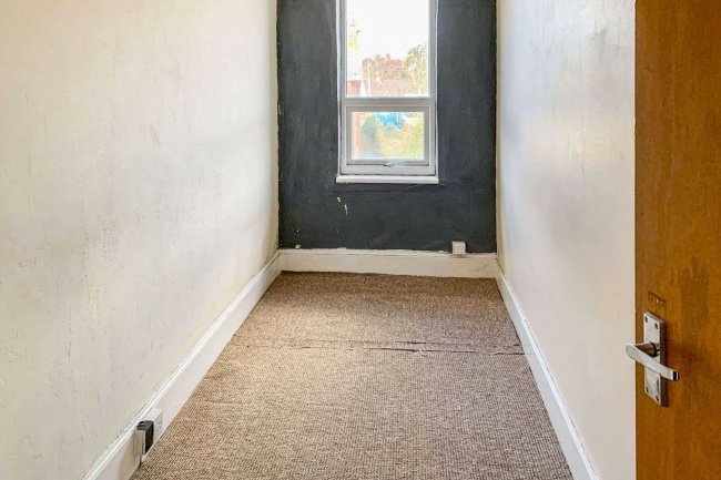 Top floor flat, 2 Clarence Buildings, Avenue Road, Freshwater, Isle Of Wight, PO40 9UU 7