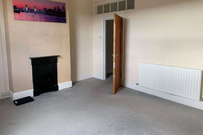 Top floor flat, 2 Clarence Buildings, Avenue Road, Freshwater, Isle Of Wight, PO40 9UU 7