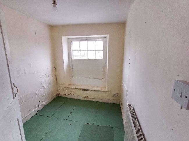 12 East Street, Chard, TA20 1EP 2