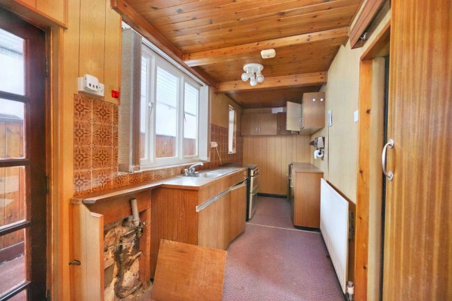 92 High Street, Newhall, DE11 0HT 3