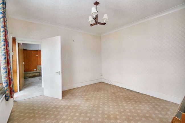 92 High Street, Newhall, DE11 0HT 3