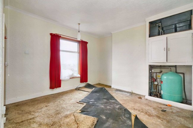 92 High Street, Newhall, DE11 0HT 3