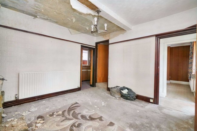 92 High Street, Newhall, DE11 0HT 3