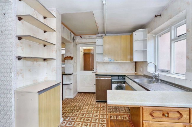 50 Beechwood Avenue, Wednesfield, Wolverhampton, WV11 1DT 5