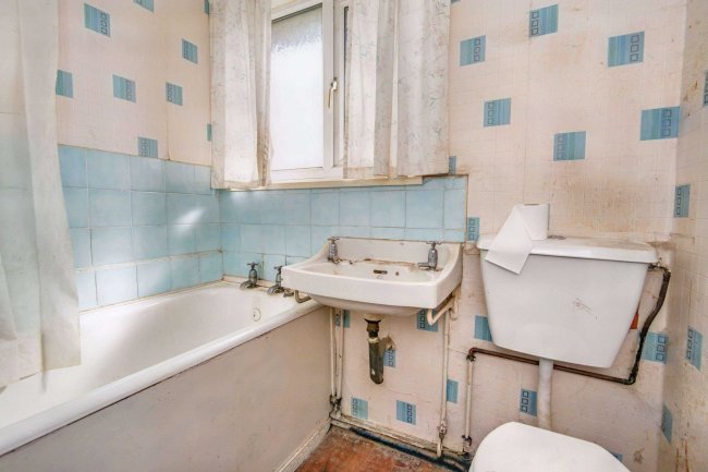 16 Hill Top Avenue, Athersley, Barnsley, S71 3DJ 4