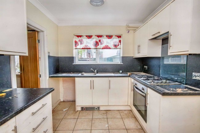 16 Hill Top Avenue, Athersley, Barnsley, S71 3DJ 4