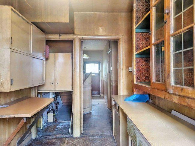 3 Abingdon Road, Norbury
London, SW16 5QP 2