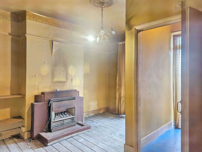 3 Abingdon Road, Norbury
London, SW16 5QP 2