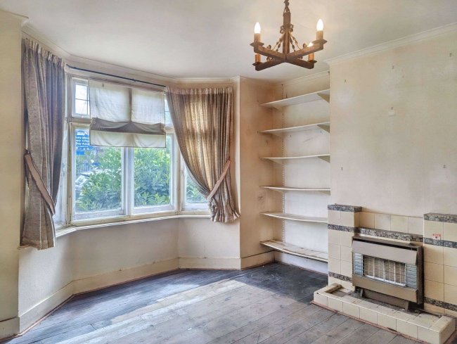 3 Abingdon Road, Norbury
London, SW16 5QP 2