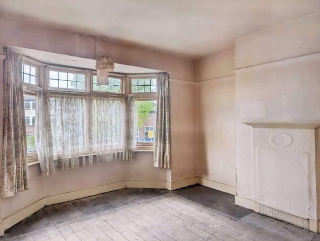 3 Abingdon Road, Norbury
London, SW16 5QP 2