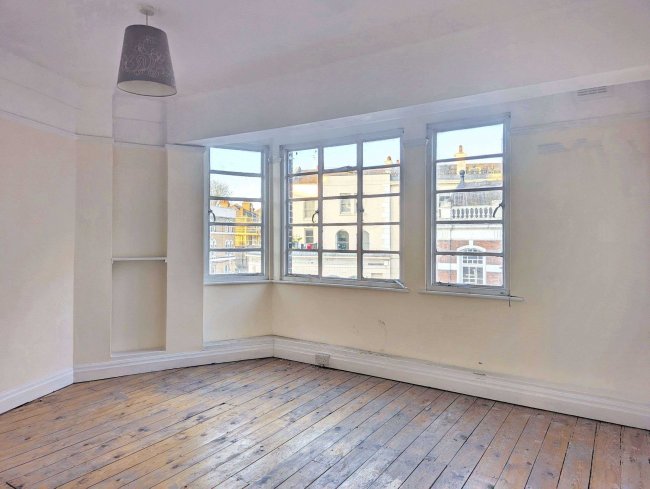 Flat 22 Selwyn Court, Blackheath Village, London, SE3 9SZ 3