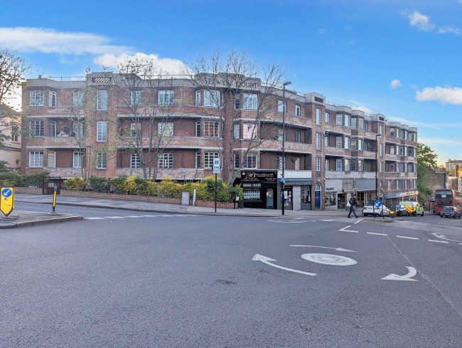 Flat 22 Selwyn Court, Blackheath Village, London, SE3 9SZ 3