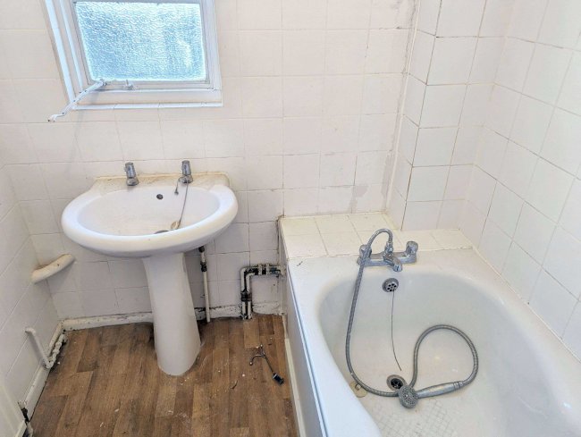Flat 22 Selwyn Court, Blackheath Village, London, SE3 9SZ 3