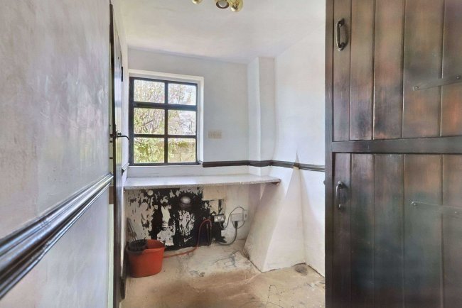 29 High Street, Spetisbury, Dorset, DT11 9DJ 2