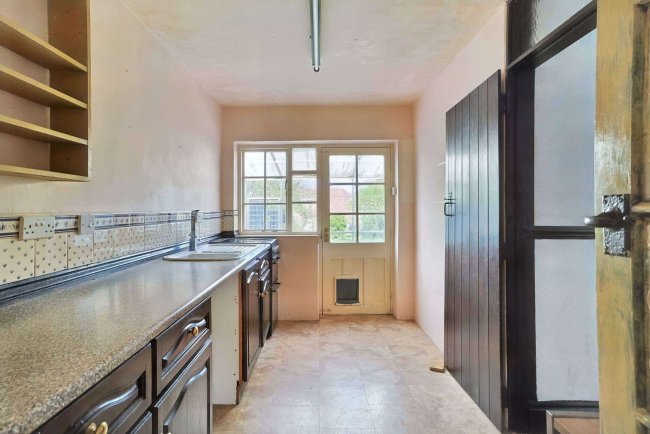 29 High Street, Spetisbury, Dorset, DT11 9DJ 2