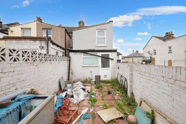 28 St Vincents Road Dartford Kent DA1 1XZ 9