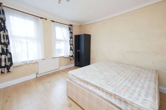 28 St Vincents Road Dartford Kent DA1 1XZ 9