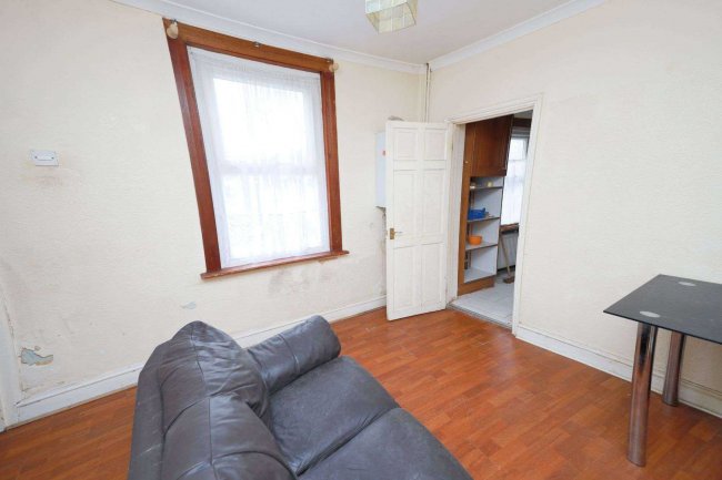 28 St Vincents Road Dartford Kent DA1 1XZ 9