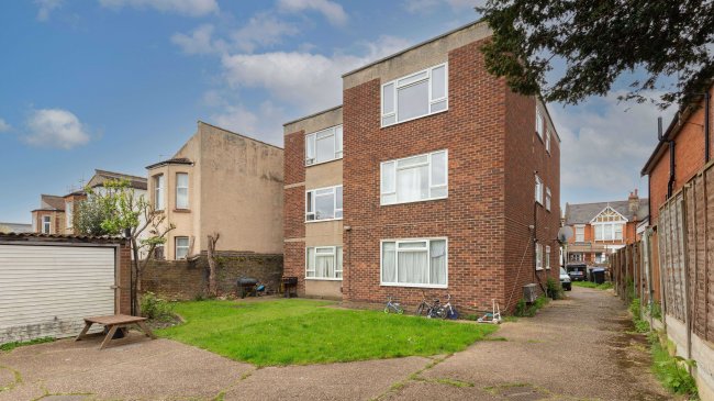 6 Brownlow Lodge, Brownlow Road, Bounds Green, London, N11 2BL 8