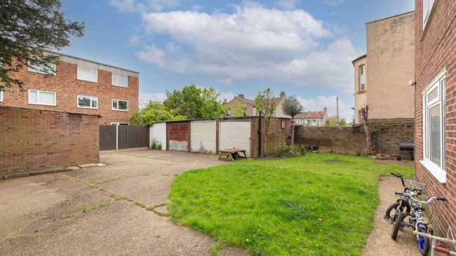 6 Brownlow Lodge, Brownlow Road, Bounds Green, London, N11 2BL 8