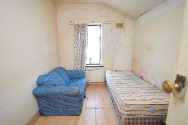 48 Pulleyns Avenue, East Ham, London E6 3LZ 8