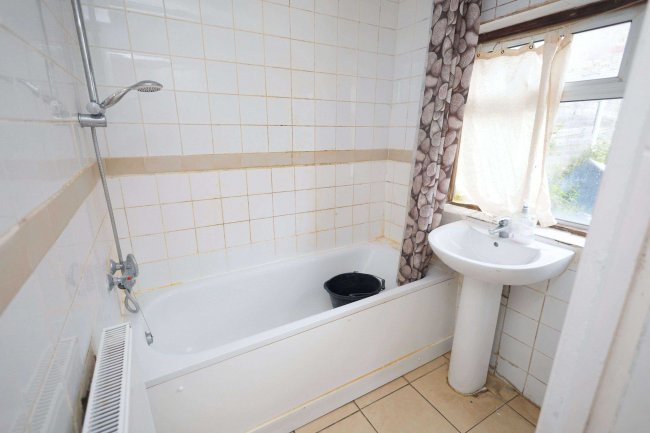 48 Pulleyns Avenue, East Ham, London E6 3LZ 8