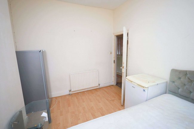 48 Pulleyns Avenue, East Ham, London E6 3LZ 8