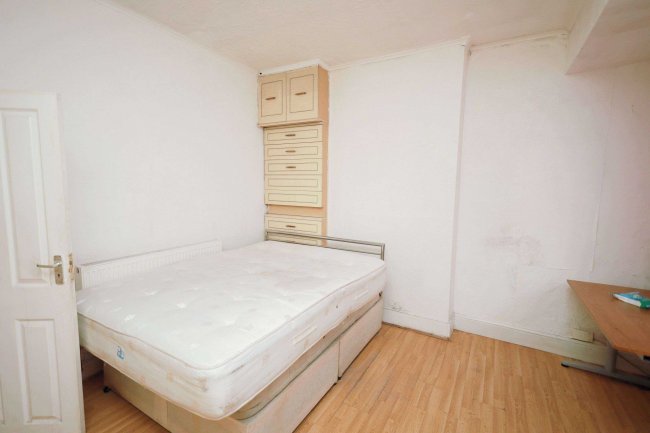 48 Pulleyns Avenue, East Ham, London E6 3LZ 8