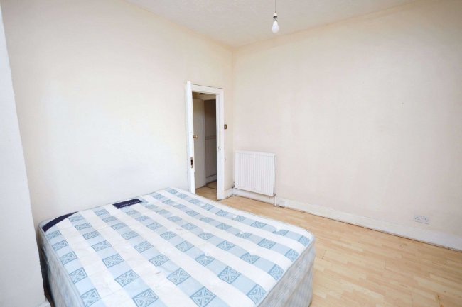 48 Pulleyns Avenue, East Ham, London E6 3LZ 8