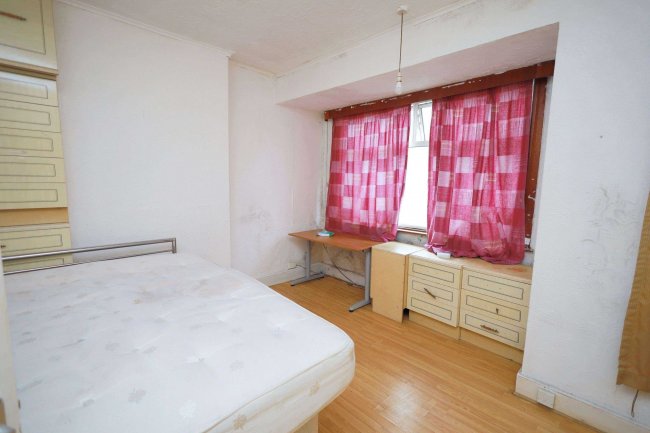 48 Pulleyns Avenue, East Ham, London E6 3LZ 8