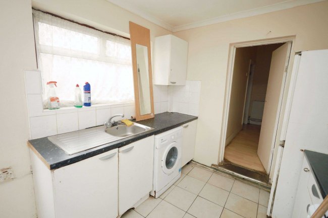 48 Pulleyns Avenue, East Ham, London E6 3LZ 8