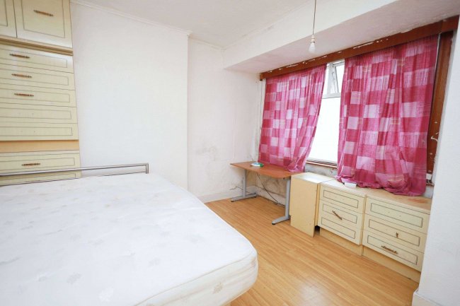 48 Pulleyns Avenue, East Ham, London E6 3LZ 8