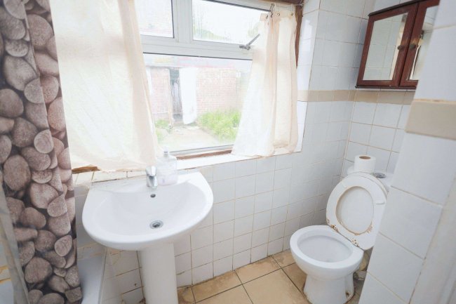 48 Pulleyns Avenue, East Ham, London E6 3LZ 8