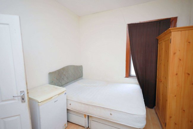 48 Pulleyns Avenue, East Ham, London E6 3LZ 8